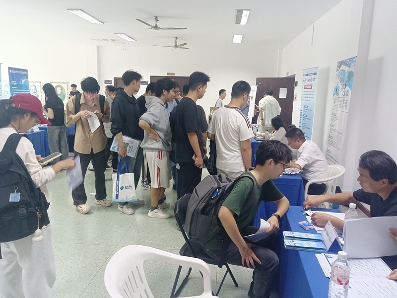 双选会现场1_副本8.jpg